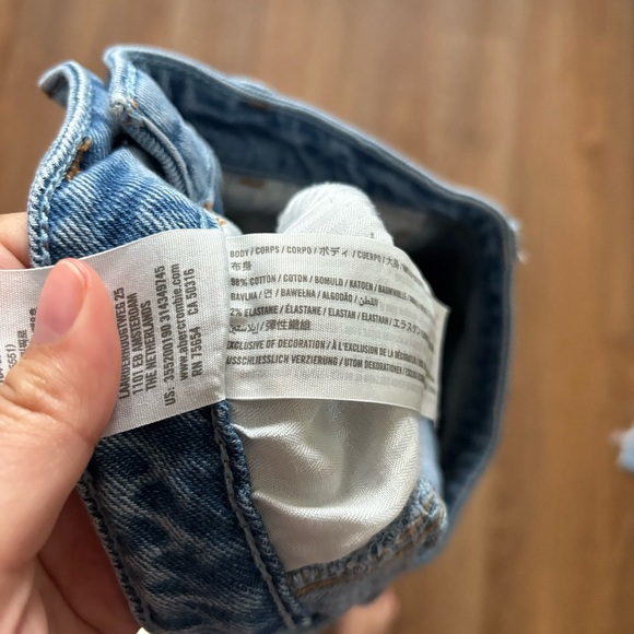 Hollister Ultra High Rise Mom Jeans Tapered Leg Crop Light Wash W27 Short - Picture 6 of 7